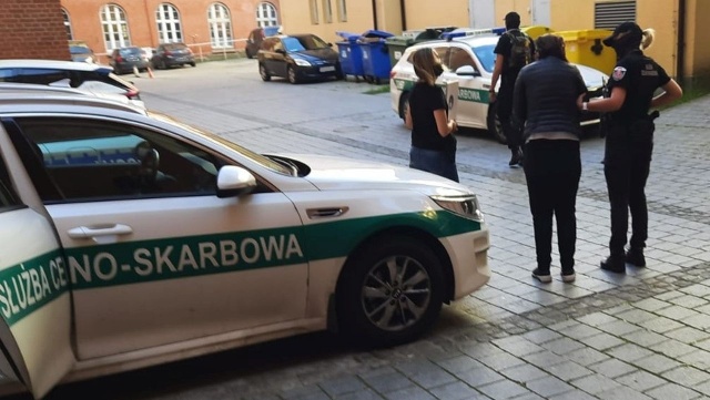 Ośmiu członków zorganizowanej grupy przestępczej, zajmującej się grami hazardowymi oraz praniem pieniędzy, zatrzymali funkcjonariusze ABW z Gdańska i Krajowej Administracji Skarbowej.