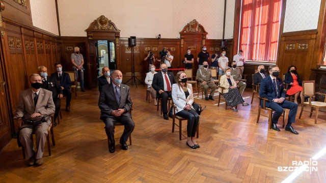 Medale Stulecia Odzyskanej Niepodległości oraz medale Opiekuna Miejsc Pamięci Narodowej trafiły w środę do kilkunastu mieszkańców naszego regionu.