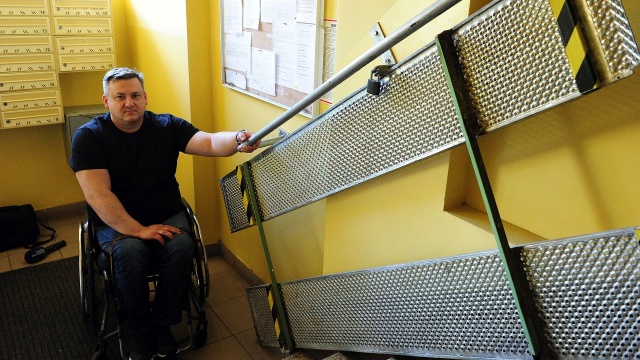 Mieszkańcy bloków przy ulicy Rugiańskiej w Szczecinie walczyli o podjazd dla wózków. Wreszcie się udało - został zamontowany. Entuzjazm nie potrwał jednak długo.