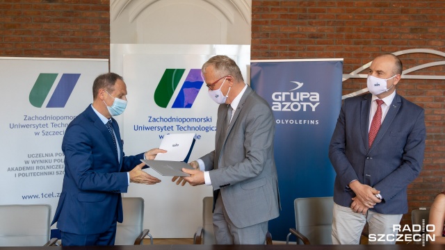 Zachodniopomorski Uniwersytet Technologiczny będzie pracował na polimerach Grupy Azoty. Umowę w tej sprawie podpisały w piątek władze uczelni i spółki.