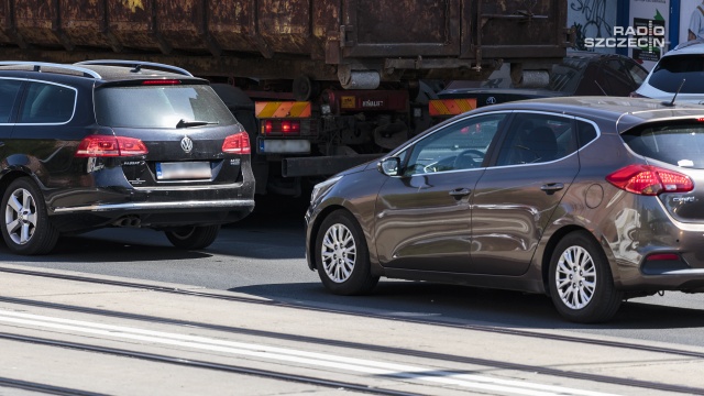 Rośnie korek na Trasie Zamkowej w Szczecinie. Samochody ustawiają się już nad Parnicą, a zator ciągnie się do remontowanego odcinka ul. Gdańskiej.