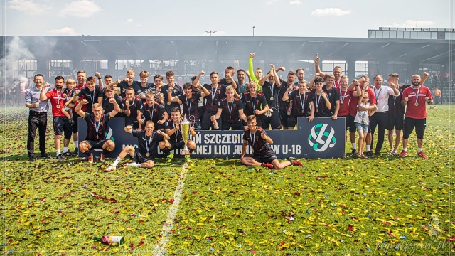 Juniorzy Pogoni Szczecin zdobyli Mistrzostwo Polski w piłce nożnej. Podopieczni trenera Piotra Łęczyńskiego pokonali u siebie Zagłębie Lubin 2:0 w ostatnim meczu Centralnej Ligi Juniorów.