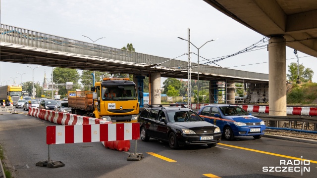Niezwykle uciążliwy dla kierowców poniedziałkowy poranek na ulicach Szczecina. Głównie na nitkach dojazdowych do centrum miasta oraz na trasach wylotowych w kierunku Prawobrzeża.
