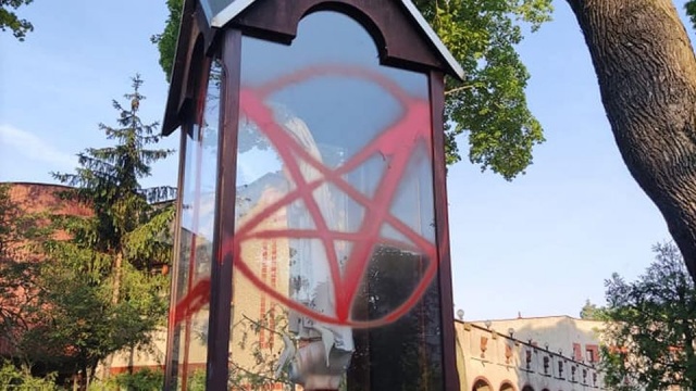 Po profanacji kapliczek przy parafii na Pomorzanach, szczecińscy policjanci wszczęli dochodzenie