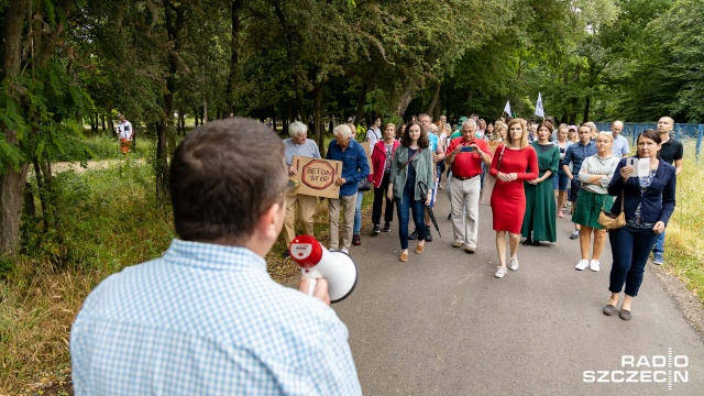 Około stu osób wzięło udział w marszu w obronie blisko tysiąca drzew rosnących w Parku Przygodna - w okolicy ulic Przygodnej i Ku Słońcu w Szczecinie.