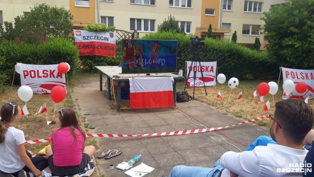 Szczecin kibicował polskim piłkarzom. Mieszkańcy z osiedla Zawadzkiego zorganizowali sobie własną strefę kibica i przez cały mecz trzymali kciuki za reprezentacje Polski.