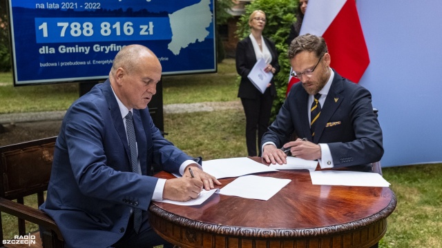 18 powiatów i 41 gmin naszego regionu otrzymało wsparcie z Rządowego Funduszu Rozwoju Dróg. To kwota ponad 105 milionów złotych, którą w czwartek przekazał wojewoda zachodniopomorski Zbigniew Bogucki.
