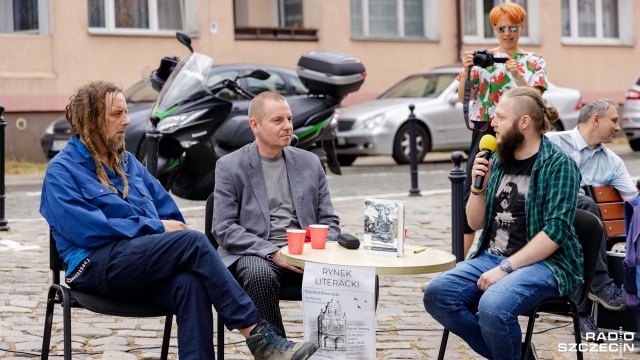 Pierwsze wakacyjne spotkanie wokół literatury współczesnej na Rynku Siennym w Szczecinie.