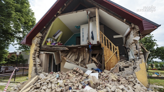 Trwa przesłuchanie mężczyzny, który został zatrzymany po tragedii w Sosnowie w gminie Resko. Został doprowadzony do prokuratury w Łobzie. Czynności trwają.