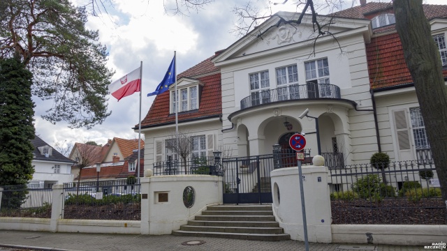Latem 2023 roku planowane jest ukończenie nowego budynku ambasady polskiej w Berlinie. Będzie się on mieścił w samym środku stolicy Niemiec, przy głównej ulicy Unter den Linden.