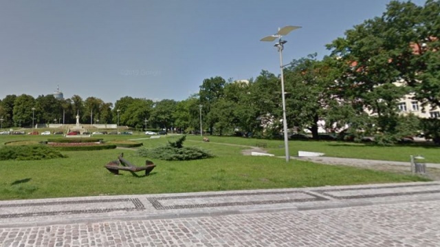 Decyzję o nadaniu tej nazwy podjęła większość radnych szczecińskiej rady miasta. Mowa o terenie ograniczanym ulicami Henryka Pobożnego, Jarowita, Zygmunta Starego i Szczerbcową, naprzeciw pomnika Adama Mickiewicza.