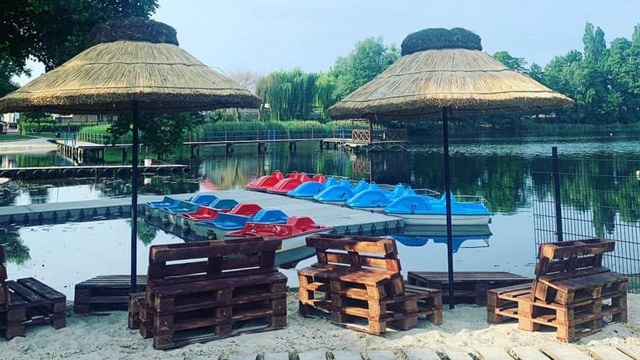 Morski piasek, strefa wypoczynku z parasolami, stołami i leżakami oraz wypożyczalnia sprzętu i Wake Park. Na plaży miejskiej w Dębnie zakończono przygotowywania do sezonu letniego.
