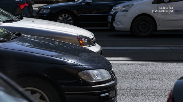 Spore utrudnienia na autostradzie A6, ale nie chodzi tylko o zalany przejazd pod wiaduktem i brak możliwości przejazdu do Niemiec. Na wysokości węzła Rzęśnica samochód osobowy uderzył w bariery energochłonne.