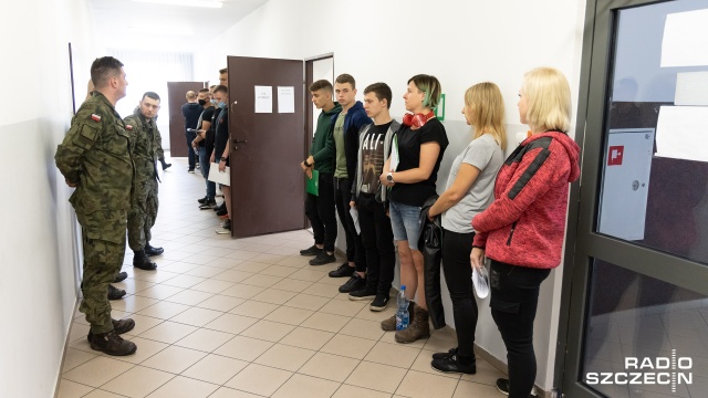 Chcemy spełniać się przez pomoc innym - mówią rekruci, którzy przyjechali w sobotę do koszar 14. Zachodniopomorskiej Brygady Obrony Terytorialnej, przy ulicy Metalowej w Szczecinie.