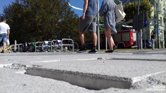 Na promenadzie historycznej Świnoujścia po roku od jej przebudowy, trwa wymiana spękanych płyt. Miasto naprawia błąd w sztuce. Nowa nawierzchnia ma być trwalsza od obecnej.