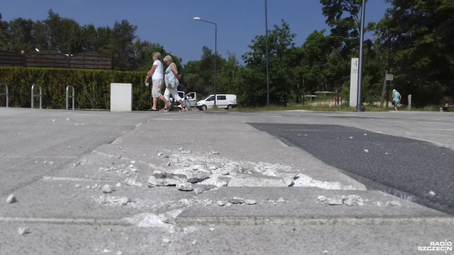 Na świnoujskiej promenadzie naprawiane są usterki nawierzchni. Nie byłoby w tym nic dziwnego, gdyby nie to, że spękane płyty miały zaledwie rok. Miasto nie tylko naprawia błąd w sztuce wykonawcy, ale dochodzi, kto pokryje koszt naprawy.