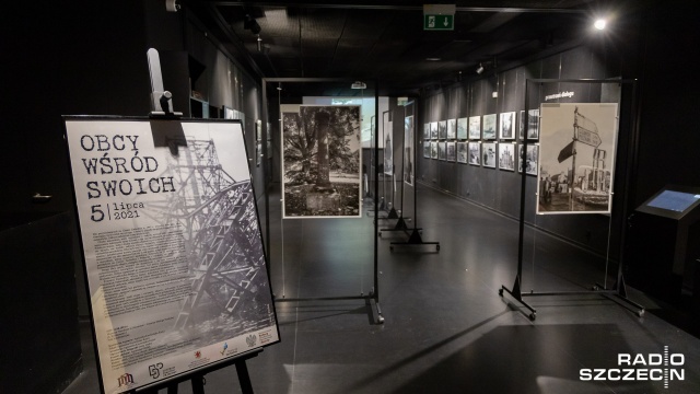 Wystawę Obcy wśród swoich przygotowało Centrum Dialogu Przełomy Muzeum Narodowe w Szczecinie z okazji 76. rocznicy przejęcia Pomorza Zachodniego przez polską administrację.