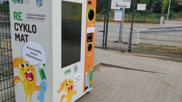 Specjalny automat do przyjmowania surowców wtórnych stanął w Dobrej. To Recomat - maszyna, która przyjmuje butelki zwrotne, puszki i nakrętki.