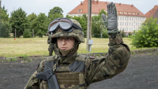 50 rekrutów uczy się podstaw żołnierskiego życia w Choszcznie w województwie zachodniopomorskim. Trwają Wakacje z WOT.