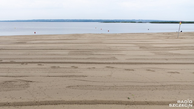 Piasek na plaży w Lubczynie jest bezpieczny i sam się oczyści - zapewnia goleniowski Ośrodek Sportu i Rekreacji.