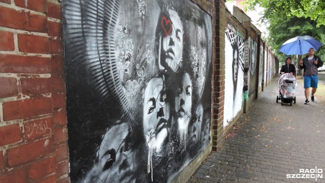 Pobazgrany przez wandali mur ogrodzenia koszarów przy Urzędzie Miasta w Świnoujściu zamienia się w uliczne dzieło sztuki. Miejscowi artyści postanowili na własną rękę i koszt poprawić wygląd otoczenia.