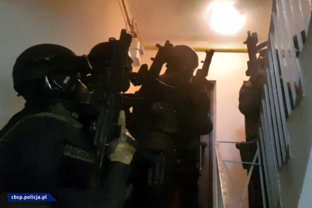 Jego grupa wprowadziła do obiegu ponad 120 kilogramów marihuany i amfetaminy. Brutalnie zwalczał konkurencje w świecie przestępczym.