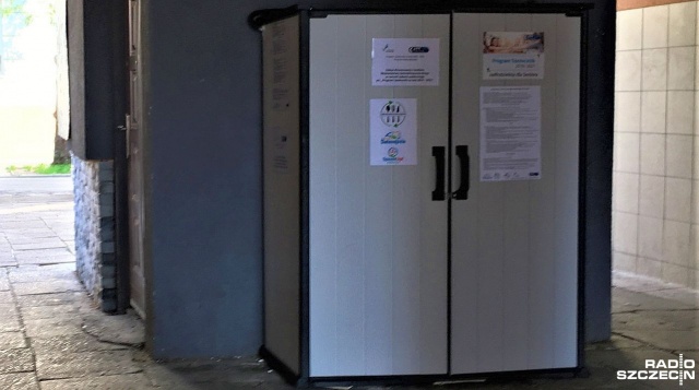 Świnoujska jadłodzielnia zmieniła lokalizację. Wyspiarze mogą się wymieniać żywnością za pośrednictwem szafy postawionej w centrum miasta.
