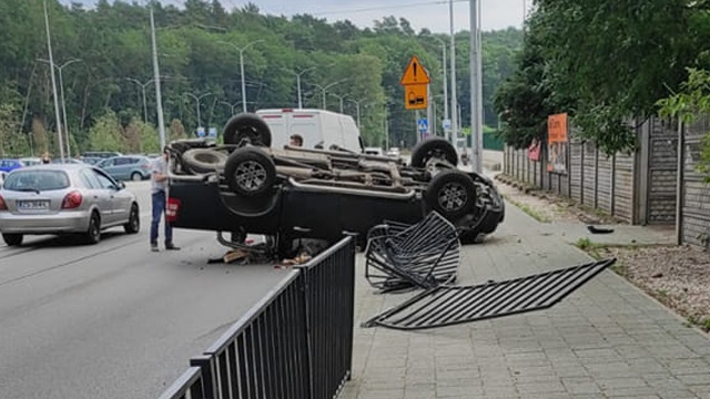 Trwa usuwanie skutków dachowania pick-upa na ulicy Arkońskiej w Szczecinie.
