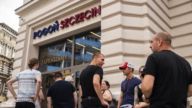 Kilkadziesiąt osób ustawiło się przed sklepem Pogoni Szczecin przy al. Wojska Polskiego. Wszyscy chcą zdobyć bilet na najbliższy mecz portowców.