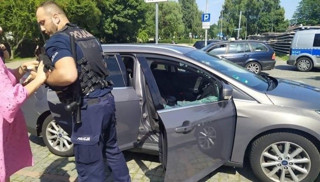 Panujące upały nie zwalniają właścicieli czworonogów z myślenia. Zapomniała o tym jedna z turystek wypoczywających w Kołobrzegu, która zamknęła swojego psa w rozgrzanym samochodzie.