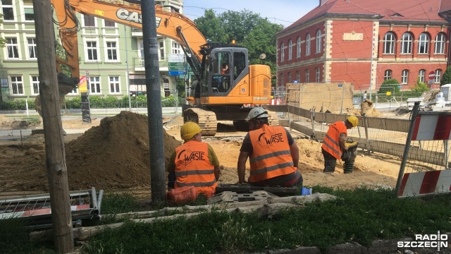 Problemy z dostępnością materiałów podczas pandemii oraz sroga zima - to powody dla których opóźni się modernizacja Alei Papieża Jana Pawła II w Szczecinie.