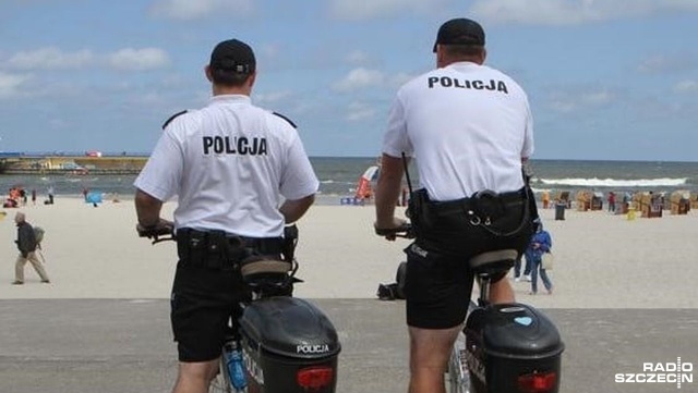 Gdy nad morzem wypoczywają tłumy turystów, a na drogach panują korki, policjanci muszą reagować błyskawicznie. W Kołobrzegu część z nich przesiadła się więc na rowery.