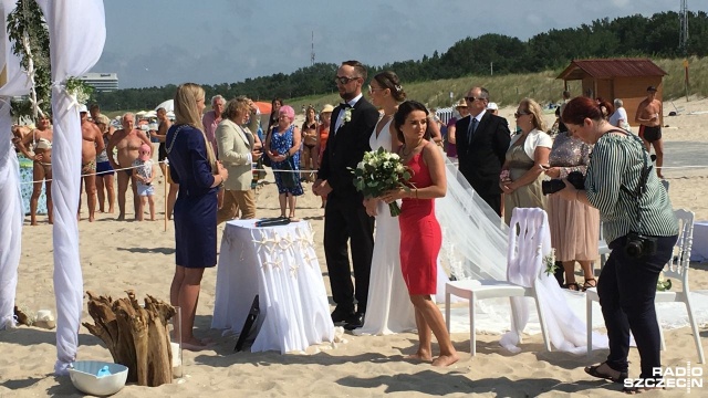 Hollywoodzka sceneria na najważniejsze w życiu tak, jest już nie tylko marzeniem. W Świnoujściu coraz więcej par decyduje się na branie ślubu na plaży. By do tego doszło, trzeba się nieco pofatygować, ale zdaniem samych nowożeńców - warto.