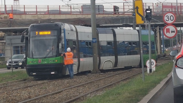 Nie kursują tramwaje w ciągu ulicy Gdańskiej w Szczecinie. Powodem utrudnień jest brak napięcia w sieci trakcyjnej.