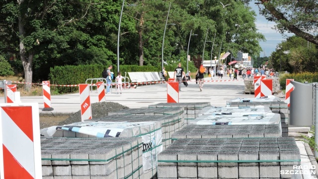 Trwa wymiana nawierzchni na świnoujskiej promenadzie, której płyty zaczęły pękać po niecałym roku od ukończenia remontu deptaka. Efekt prac już jest widoczny.