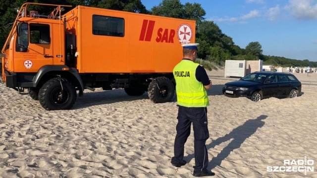 Wjechał na plażę samochodem, po czym utknął w piachu - młody mężczyzna z Kołobrzegu odpowie za to przed sądem.