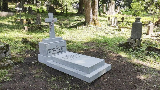 Na Cmentarzu Bernardyńskim w Wilnie został odbudowany pomnik Stefanii Janiczak pseudonim Stella - mamy legendarnej łączniczki AK Danuty Szyksznian-Ossowskiej pseudonim Sarenka, która po wojnie osiedliła się w Szczecinie.