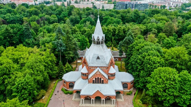 Ruszyły prace modernizacyjne dachu Kaplicy Głównej na Cmentarzu Centralnym w Szczecinie.