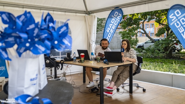 Radio Szczecin jeszcze bliżej was - o poranku mogliście sprawdzić, jak wygląda nasze mini studio plenerowe przed naszą główną siedzibą przy alei Wojska Polskiego w Szczecinie. Od samego rana Paulina Sawicka i Grześ Piepke zapraszali Was do wspólnych wejść na antenę.