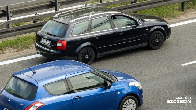 Utrudnienia na S6 między Goleniowem a Koszalinem. Trwają roboty drogowe, zajęty jest pas szybkiego ruchu w kierunku Koszalina.