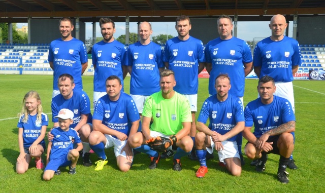 Piłkarze Kotwicy Kołobrzeg reprezentujący kilka pokoleń wybiegli dziś na murawę stadionu imienia Sebastiana Karpiniuka. Trwa memoriał Zbigniewa Sylwesiuka, wieloletniego bramkarza Kotwicy.