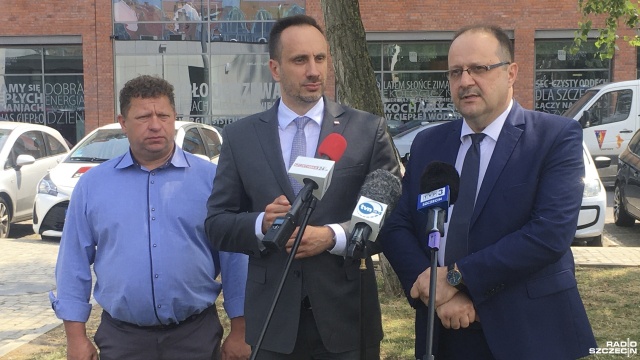 Wkrótce drastyczna podwyżka cen ciepła zawiniona przez krótkowzroczną, błędną politykę prezydenta Szczecina - mówił na konferencji prasowej przed siedzibą Szczecińskiej Energetyki Cieplnej szef parlamentarnego zespołu do spraw suwerenności energetycznej poseł Solidarnej Polski Janusz Kowalski. Rzecznik prezydenta Szczecina odpowiada na to, że Piotr Krzystek nie komentuje politycznych wystąpień.