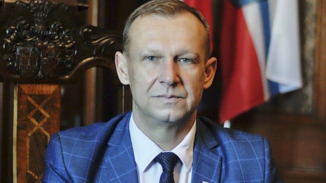 Kołobrzescy radni odwołali wiceprzewodniczącego Rady Miasta. To reakcja na medialne doniesienia o jego nieetycznych praktykach w miejscu pracy.