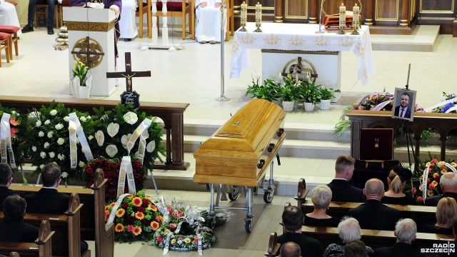 Rodzina, przyjaciele i bliscy pożegnali byłego wiceprezydenta Szczecina Mariusza Kądziołkę. Spoczął na Cmentarzu Centralnym w Szczecinie. Msza żałobna odbyła się w parafii pw. Świętej Faustyny w Szczecinie.
