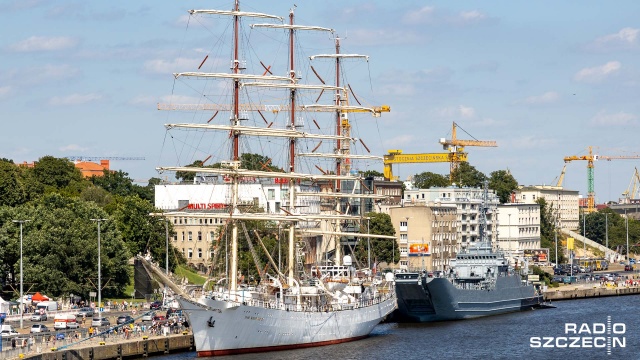 Koncerty, konkursy dla najmłodszych, jarmark z tradycyjnymi wyrobami ale przede wszystkim żaglowce. Przy szczecińskich Wałach Chrobrego rozpoczęły się Żagle 2021. Jak mówią organizatorzy - to impreza zorganizowana zamiast finału Regat The Tall Ships Races, może mniej widowiskowa, ale równie ciekawa.