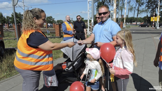W piątek przy przejeździe kolejowym w Świnoujskim Warszowie pracownicy kolei, w ramach akcji Bezpieczny przejazd rozdawali materiały edukacyjne i opowiadali o najważniejszych zasadach bezpieczeństwa.