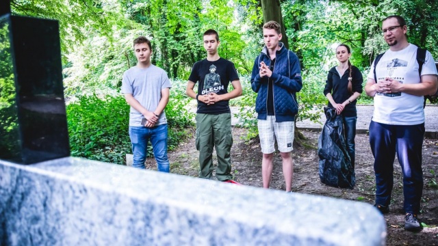 Członkowie Fundacji Patriotycznej im. Witolda Pileckiego uporządkowali 47 grobów powstańczych w przeddzień 77. rocznicy warszawskiego zrywu.