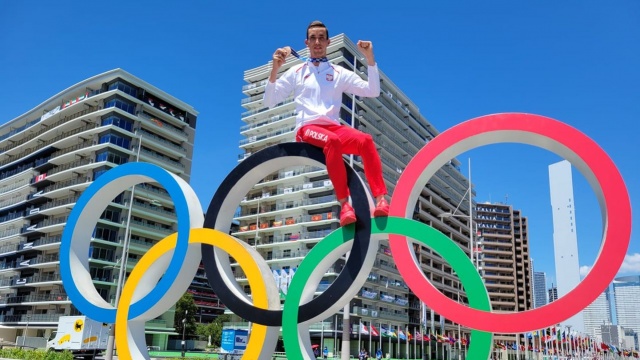 Patryk Dobek odebrał na stadionie olimpijskim w Tokio brązowy medal za trzecie miejsce w biegu na 800 metrów.