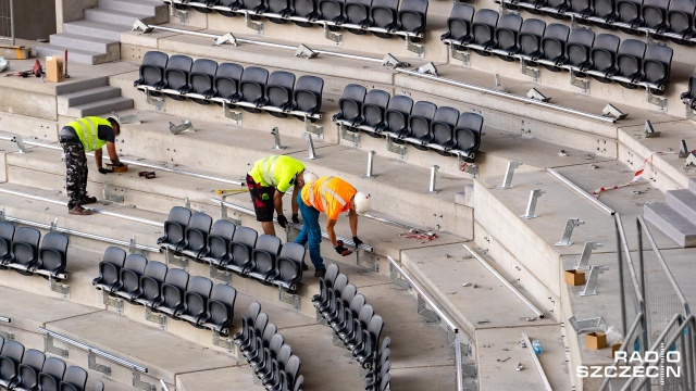 Kilka tysięcy krzesełek jest obecnie montowanych na budowanym stadionie imienia Floriana Krygiera w Szczecinie.
