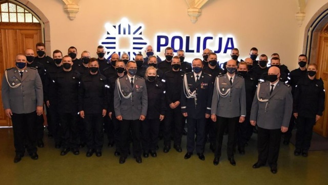 30 nowych policjantów wypowiedziało w czwartek słowa Roty składając uroczyste ślubowanie. 13 lipca, w szeregi Zachodniopomorskiej Policji przyjętych zostało stu czterech funkcjonariuszy: 45 kobiet i 59 mężczyzn.